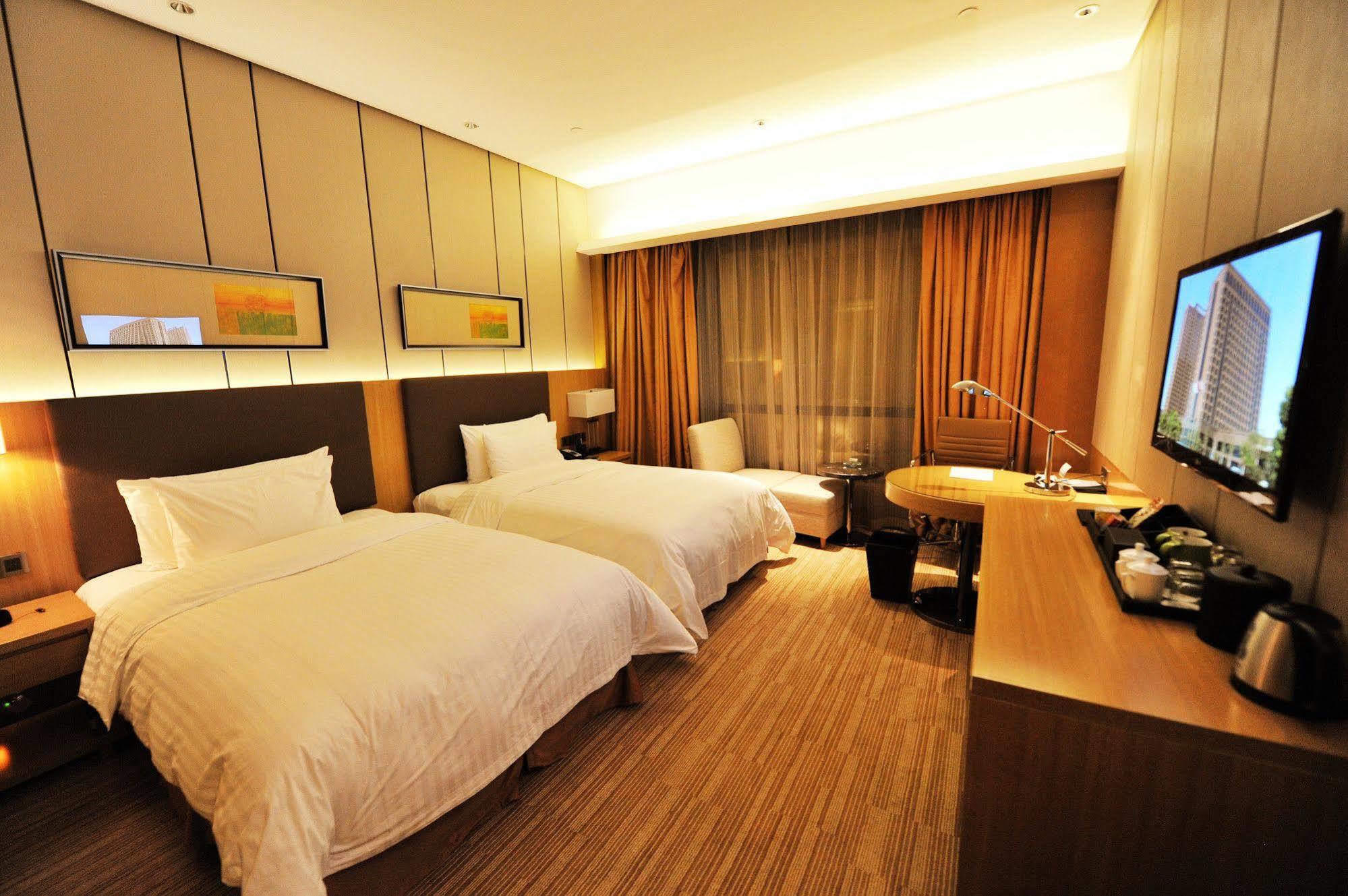 Отель Wyndam Xuzhou East Экстерьер фото